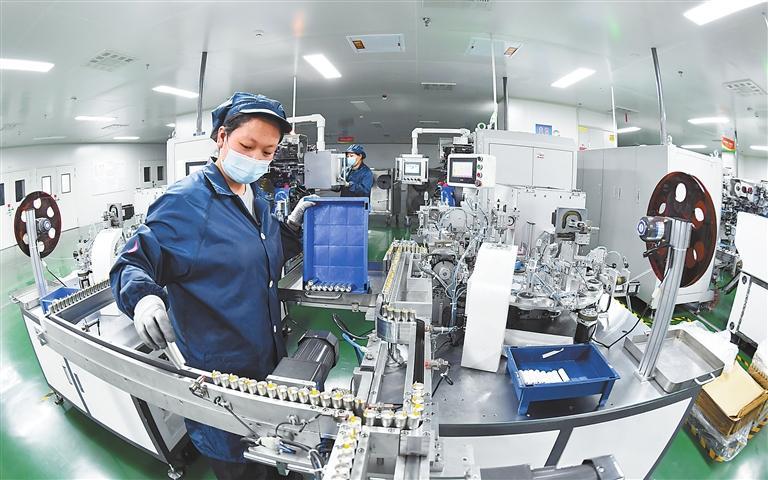 甘肃金宏翔新能源有限公司锂电池生产线。(记者裴强)