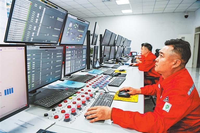 张掖液化天然气储备中心总控室内,工程师远程调度项目运行。