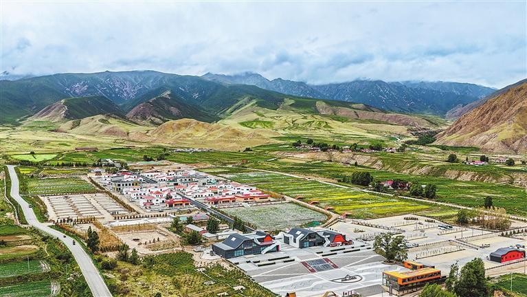 巴尔斯文旅小镇一隅。(记者郁婕摄)