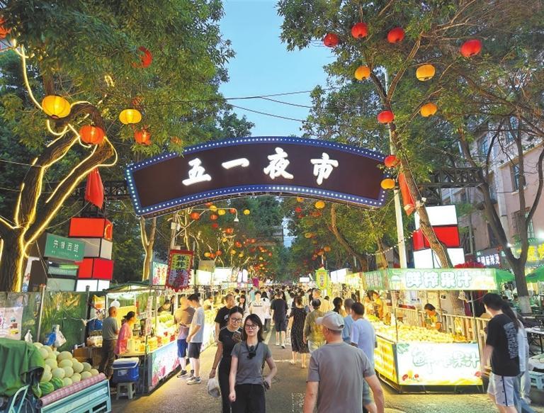 五一夜市灯火璀璨。（本版图片摄影：记者刘成）