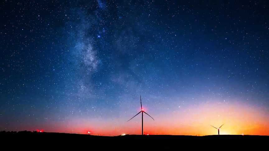 银河星空下的风机群(环县融媒供图)