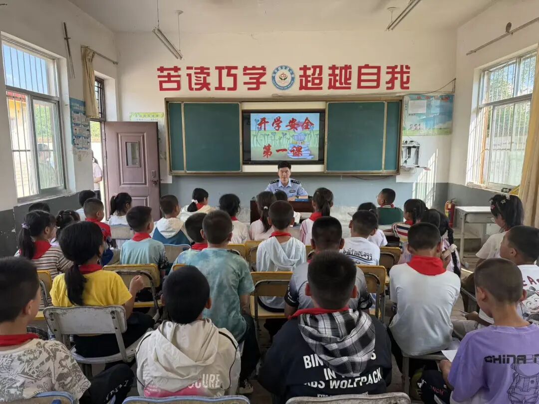护航开学季丨护学模式已开启,镇原公安准时“报到”
