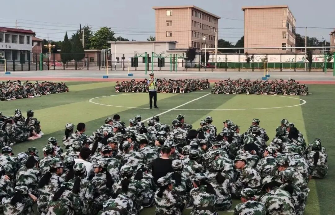 护航开学季丨军训场上来了交警，这堂安全课干货满满