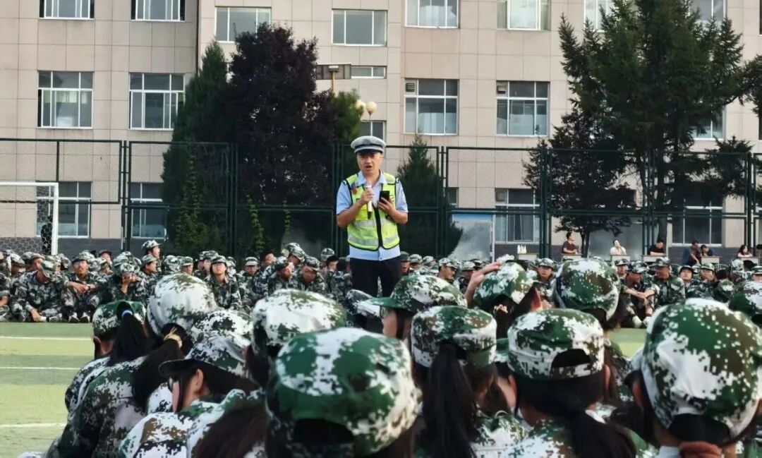 护航开学季丨军训场上来了交警，这堂安全课干货满满