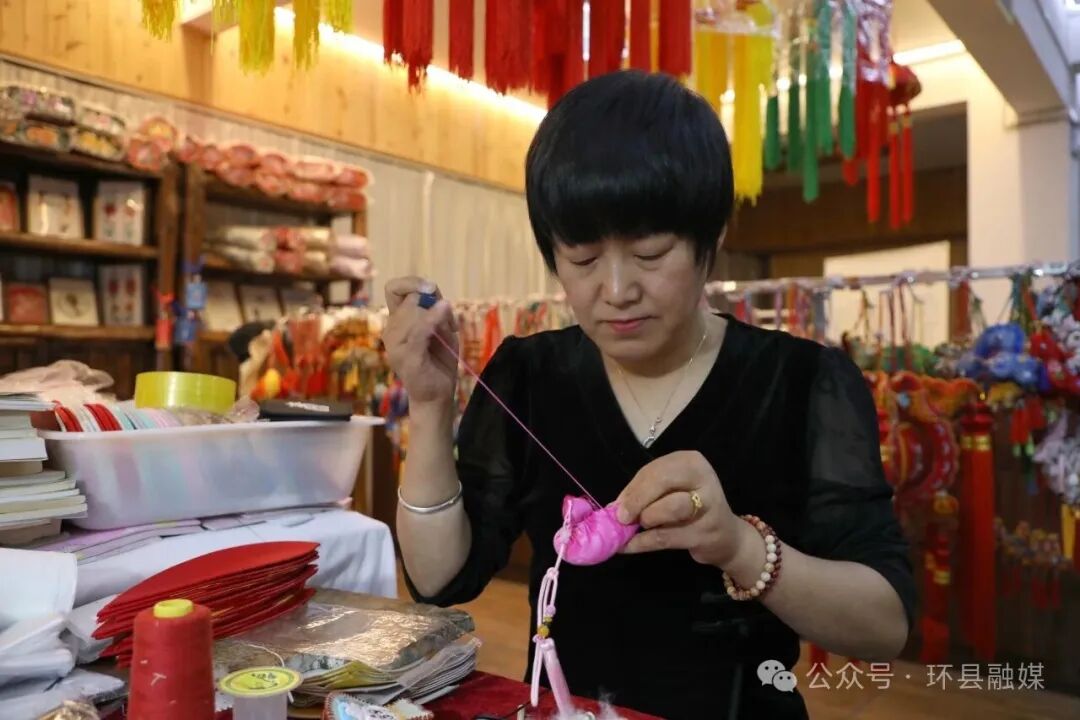 &ldquo;以前做的都是大香包，节庆用得多，平时很少有人戴。现在我们根据年轻人喜好，简化工艺、缩小版型、创新配色，把老纹样做新、老造型做巧。&rdquo;曹伟伟一边穿针引线，一边向记者介绍，&ldquo;现在的香包饰品轻便百搭，日常穿搭、送礼、做配饰都合适，销量比传统香包翻了好几倍，真正让老手艺常年有市场、我们手艺人常年有活干、有钱赚。&rdquo;