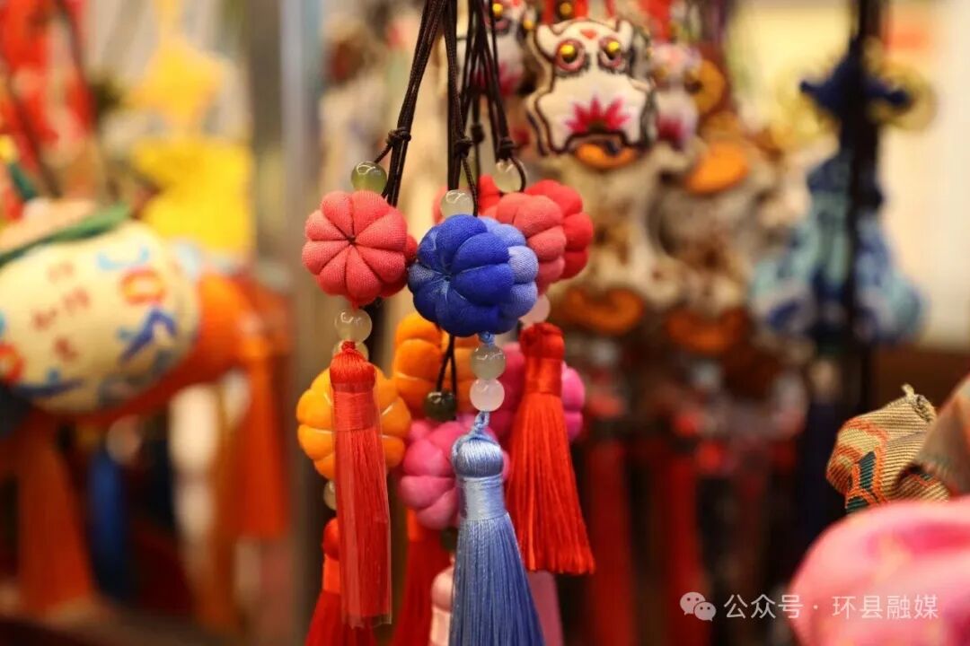 &ldquo;本来以为香包都是老式传统样式，没想到现在做得这么精致时髦，小巧秀气、国风满满，戴在身上特别有质感。&rdquo;前来游玩的年轻游客王佳琪欣喜不已，&ldquo;既有传统文化味道，又不厚重老气，价格也亲民，买来自己戴、送朋友都很有意义，彻底刷新了我对庆阳香包的印象。&rdquo;
