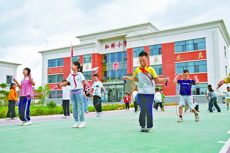 合水县红桥小学学生课间活动。