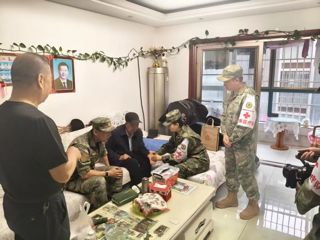 8月25日，联勤保障部队第九四〇医院组织专家医疗队深入华池县，开展&ldquo;联勤军医老区行&rdquo;公益义诊活动，为退役老兵、军烈属等优抚对象上门送医送药、开展健康帮扶，用贴心医疗服务弘扬拥军优属优良传统。