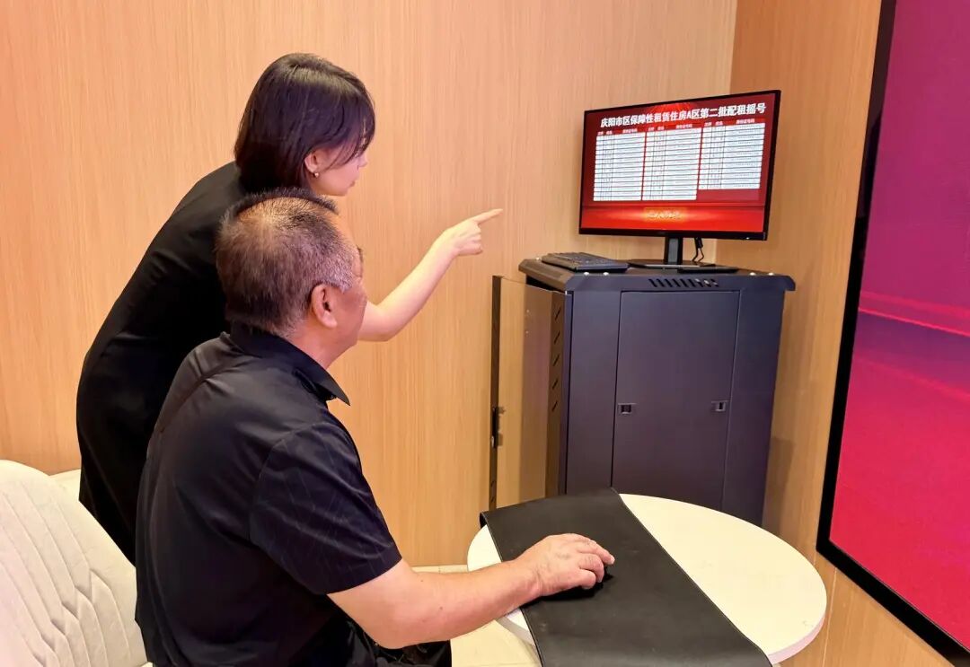 摇号现场,电子显示屏实时更新并公示摇号结果,全程公开透明。庆阳市住房和城乡建设局工作人员对摇号过程进行全程监督,西峰区公证处公证人员对摇号器具的合规性及全过程真实性、合法性进行了现场公证。