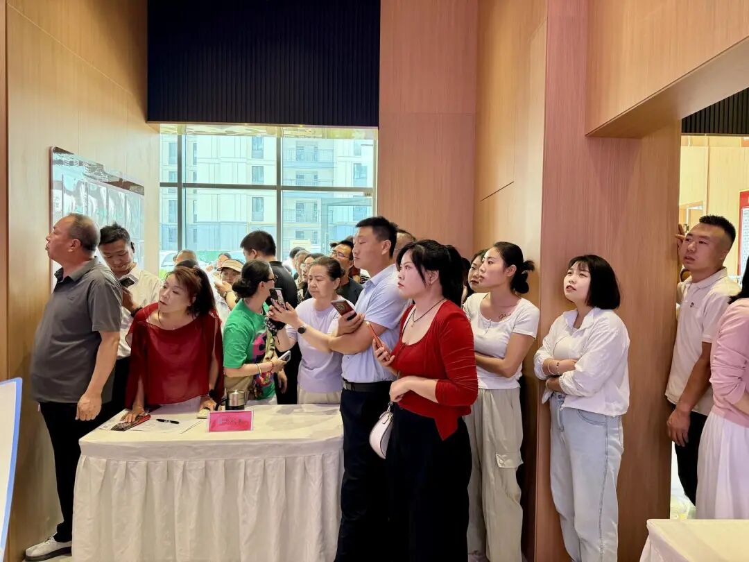 据了解,庆阳市区保障性租赁住房项目位于西峰区北部,是2022年省级为民办实事重点项目,分一、二期建设。其中,二期A区块共建14幢1299套住房,此前第一批400套已于8月18日完成配租。