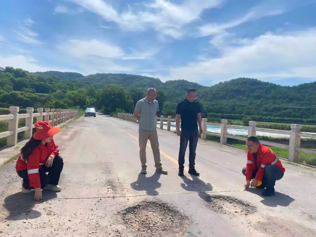 ▲合水公路段农村公路督导帮扶团队在铁李川小河沟大桥实地测量病害面积