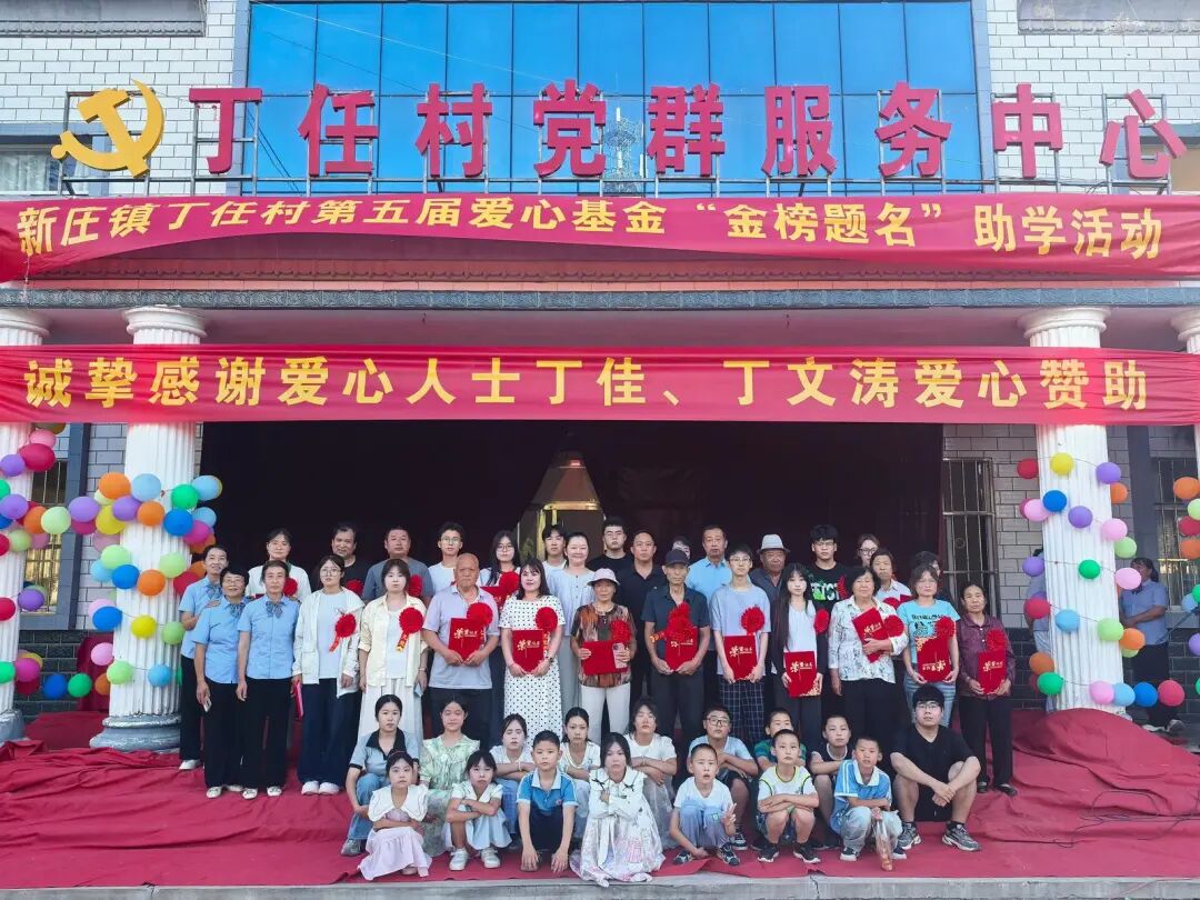 准大学生和“团团假日乐园”暑期托管班的学生合影。