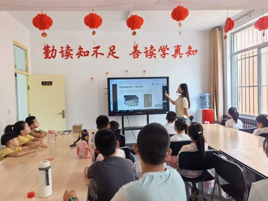宁县图书馆爱心妈妈加油站开展&ldquo;故纸善书 文润千年&rdquo;古籍装订体验活动