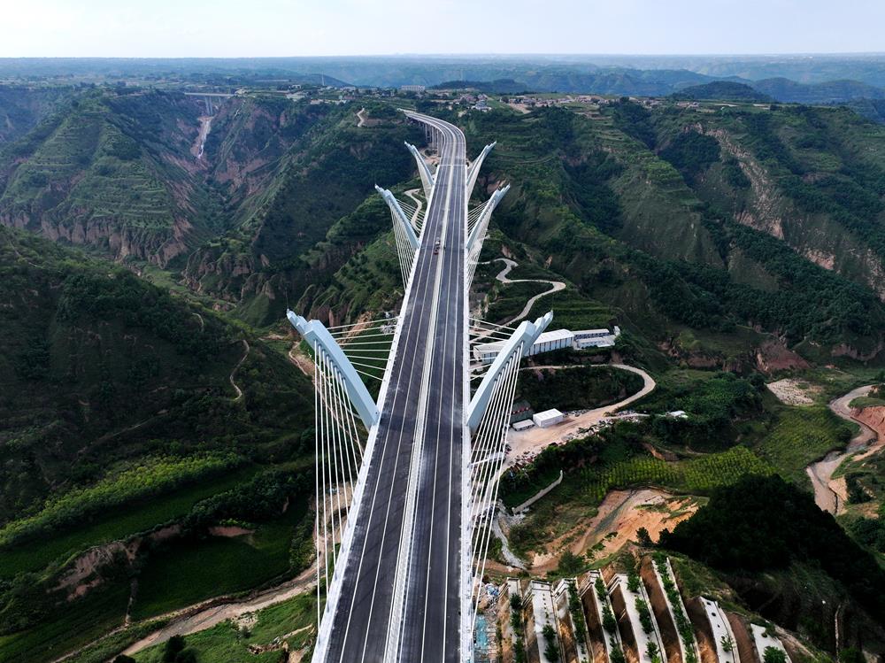 市委书记周继军宣布东绕城公路试通车。市委副书记、市长胡志勇主持并致辞。市领导王之臣、张爱胜、张鸿举出席。
