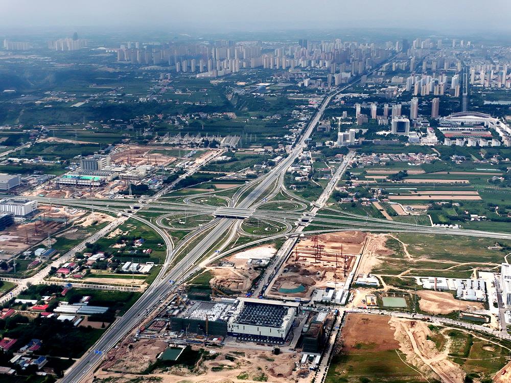 胡志勇在致辞时说,东绕城公路是一条“连通城乡、贯通南北”的强基之路,“兴业强链、协同发展”的振兴之路,“优化路网、奠基未来”的希望之路。全市上下要以试通车为契机,持续构建“一圈两廊四通道”综合交通体系,激发经济新动能,打造惠民新样板,为建设“繁荣富庶、产业崛起、活力迸发、绿色转型、幸福美好”新庆阳提供坚实支撑。
