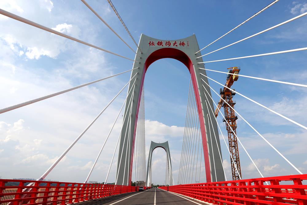 据悉,该项目总投资55.8亿元,全长69.3公里,起于庆城县高楼镇雷家岘子村,止于西峰区肖金镇三不同村,设桥梁12座、互通立交5处,连接庆城县、西峰区6个乡(镇)和东数西算产业园区、西峰工业园区、驿马工业集中区及110余家重点企业,串联G309、S507等5条国省干线和县乡道路,辐射3个物流中心,全面改善沿线2700多户群众出行条件。同时,将进一步优化西峰城区路网格局,有效缓解城区过境交通压力,为城市长远发展拓展空间、积蓄后劲。