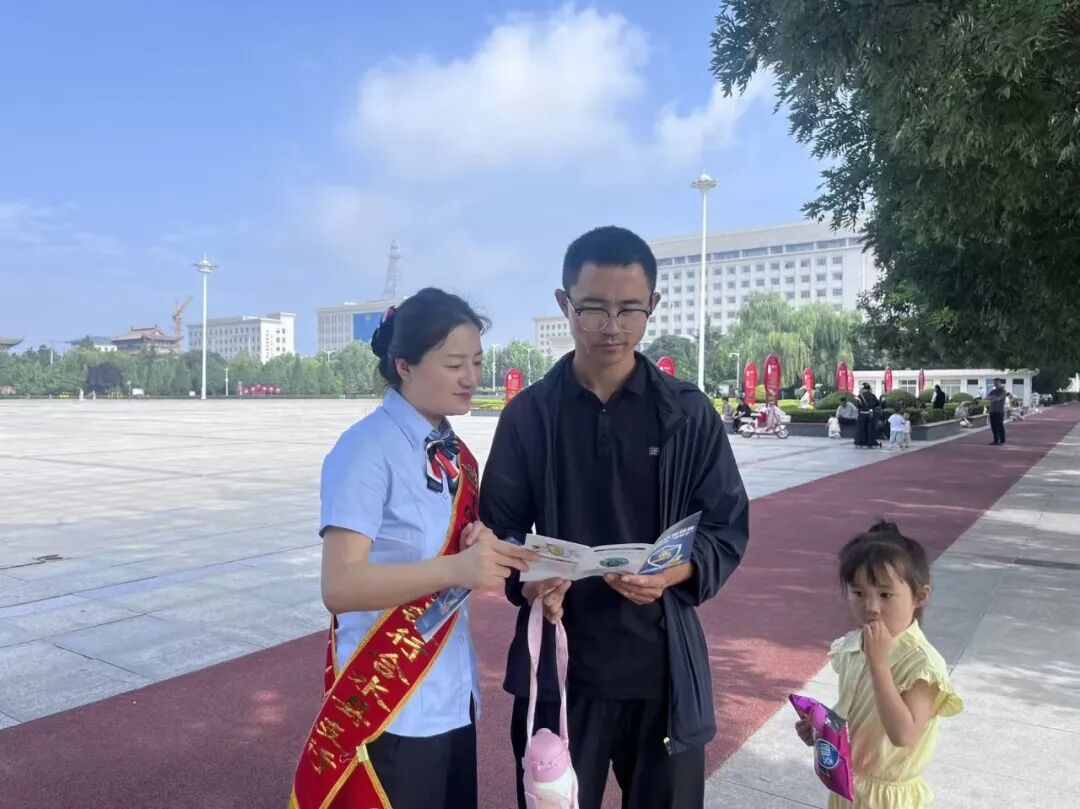 邮储银行合水县支行开展“不听不信不贪恋,构筑反诈‘心’防线”宣传活动