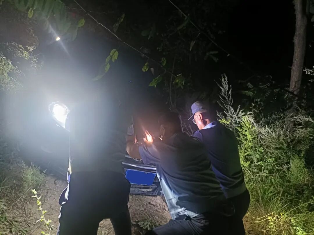 险情顺利解除后，民警第一时间核查白先生身体状况，确认其并无大碍，并贴心为其规划正确通行路线，再三叮嘱夜间进山、陌生路段行车的安全注意事项。历经被困深山的焦急无助，又亲身经历民辅警不畏艰难、村民热心相助的暖心全过程，白先生深受感动，对民辅警快速驰援、倾力解难的担当作为，以及热心村民的无私帮助深表感谢。