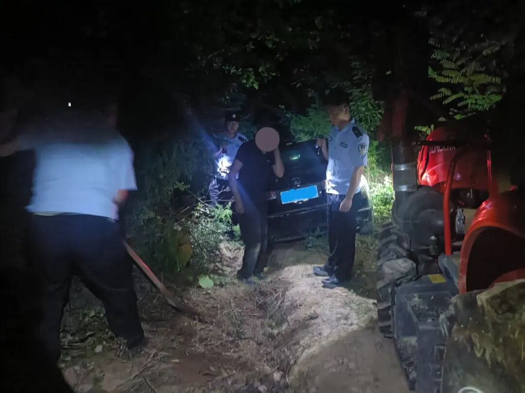 经了解，被困车主白先生因工作独自驾车前往三嘉乡安装配电桩，导航路线偏差误入偏僻山区。由于其驾驶的轿车底盘较低，加之山区道路崎岖狭窄、路况复杂，车辆行驶至半路彻底被困，无法继续前行。当时天色已晚，山林环境偏僻昏暗，周边路况凶险，白先生孤身一人被困山中，进退两难、焦急万分。