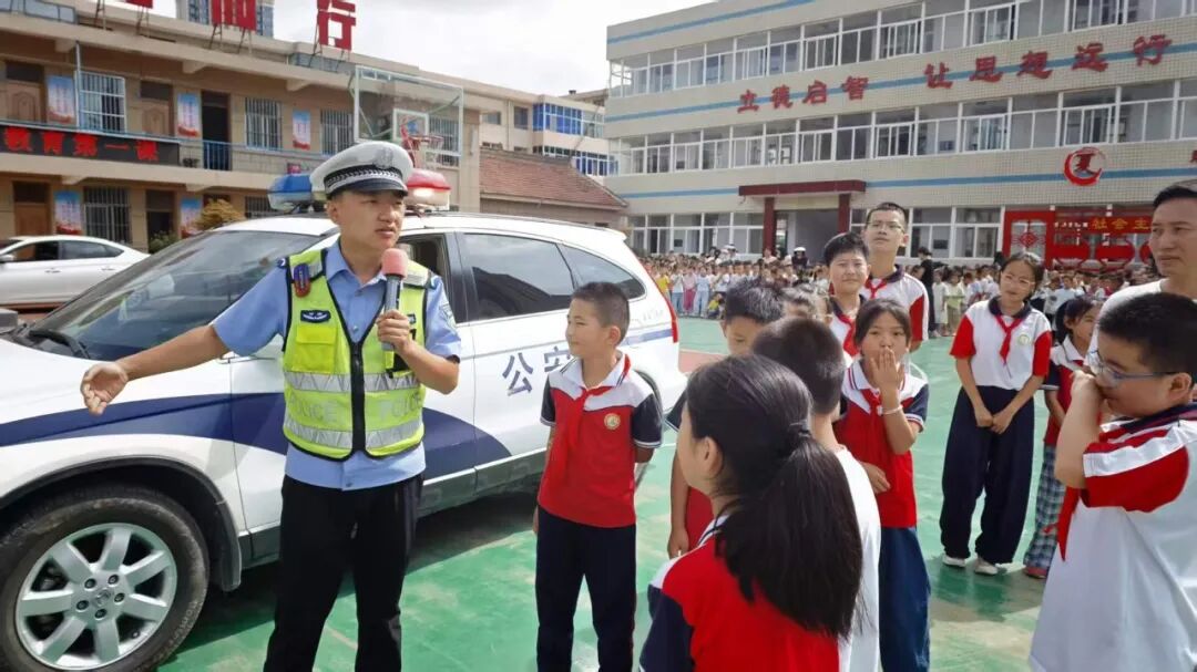 学生们积极参与情景体验，在亲身实践中加深了对交通规则的理解，增强了自身避险和自我保护能力。
