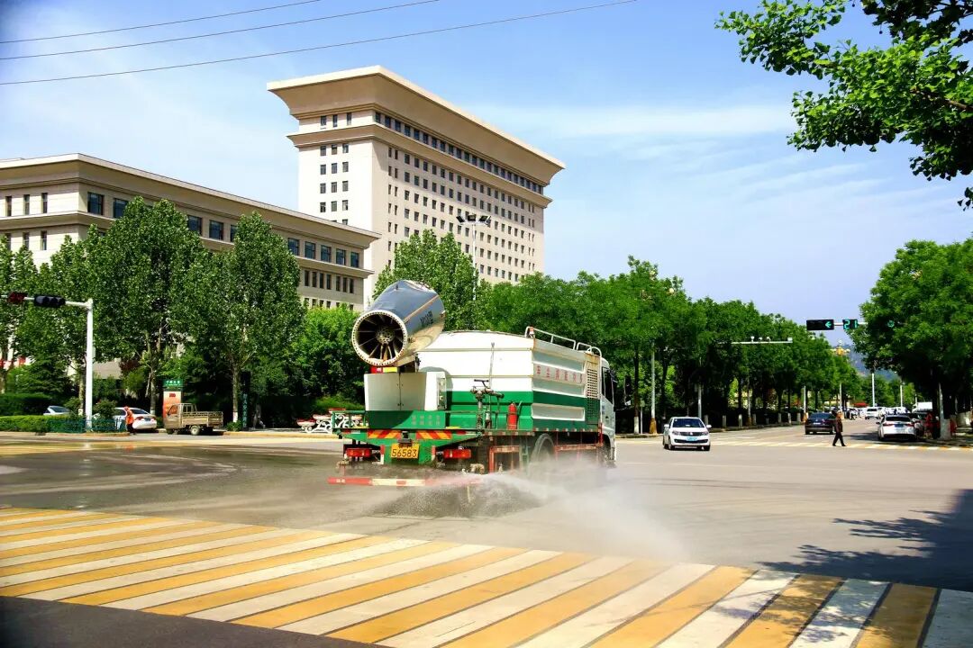 洒水车开展洒水作业。 庆阳融媒记者 李建强 摄