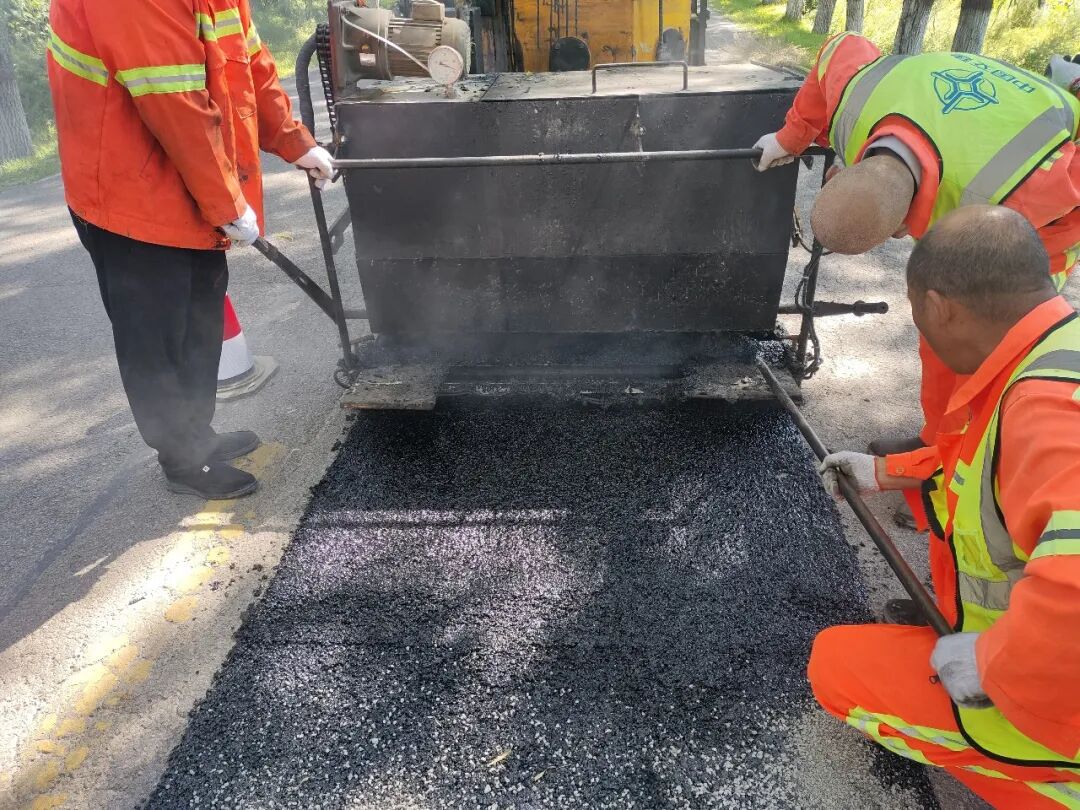 正宁公路段开展国省干线热拌高弹高黏超薄罩面网裂修复技术试验
