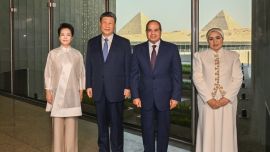 习近平和彭丽媛同埃及总统塞西夫妇共同参观大埃及博物馆