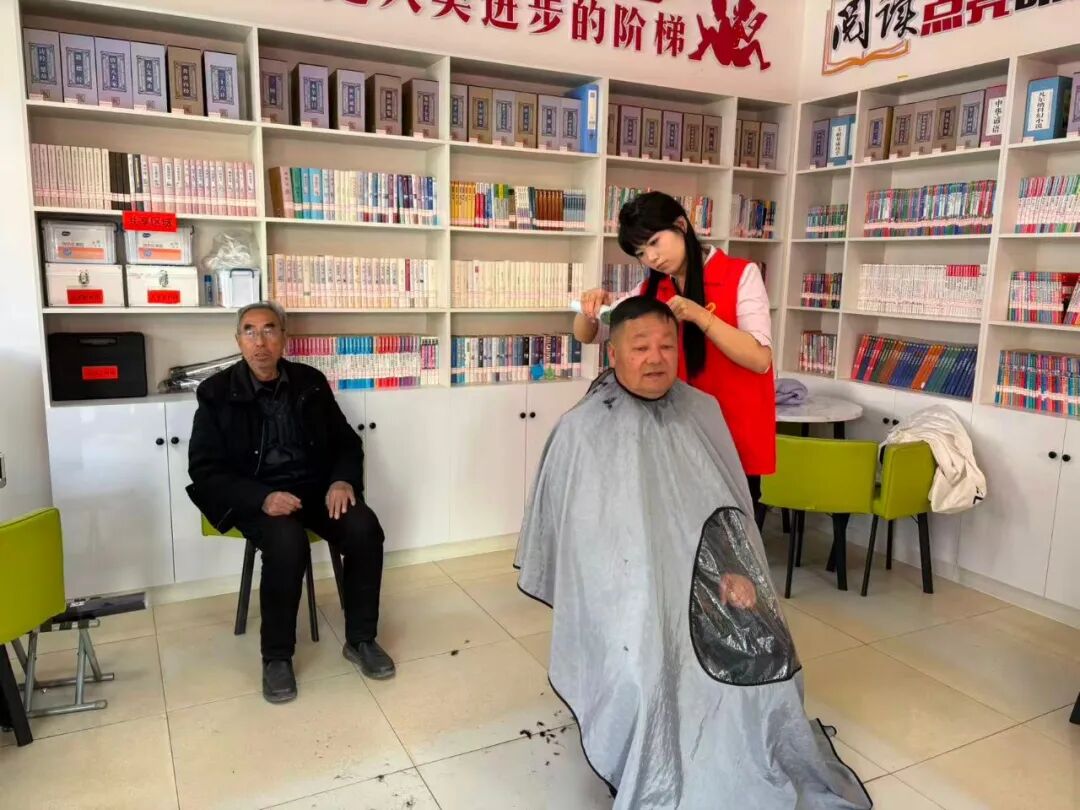 华池县柔远镇南关社区开展“一老一小”精准关爱志愿服务活动