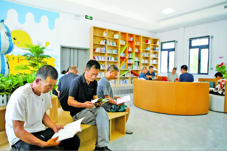 宁县中村镇平定村村民在河东区援建的农家书屋里阅读。