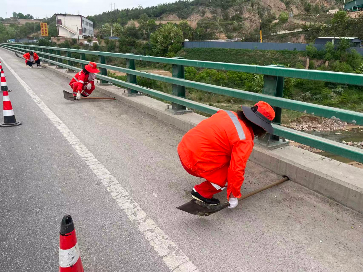 庆城公路段开展涵洞、桥梁泄水孔专项清理工作