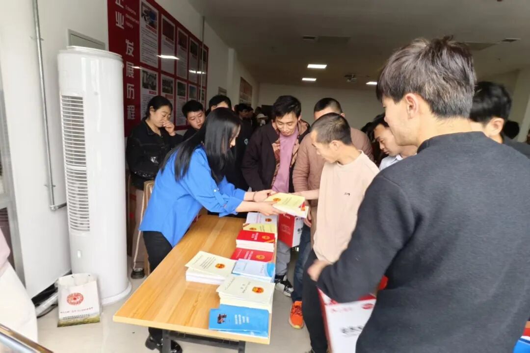 镇原县司法局联合工商联走进当地企业开展“送法进企业”法治宣传活动。