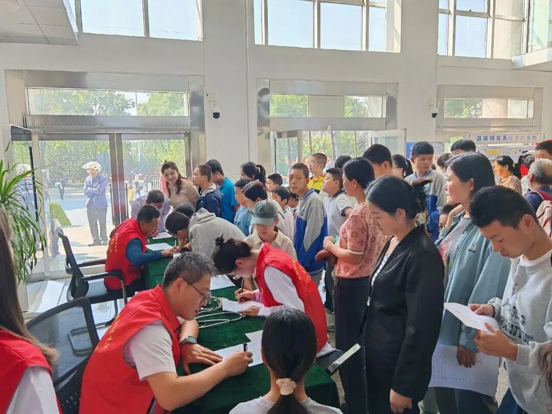西峰区温泉镇联合爱心企业开展助学慰问活动