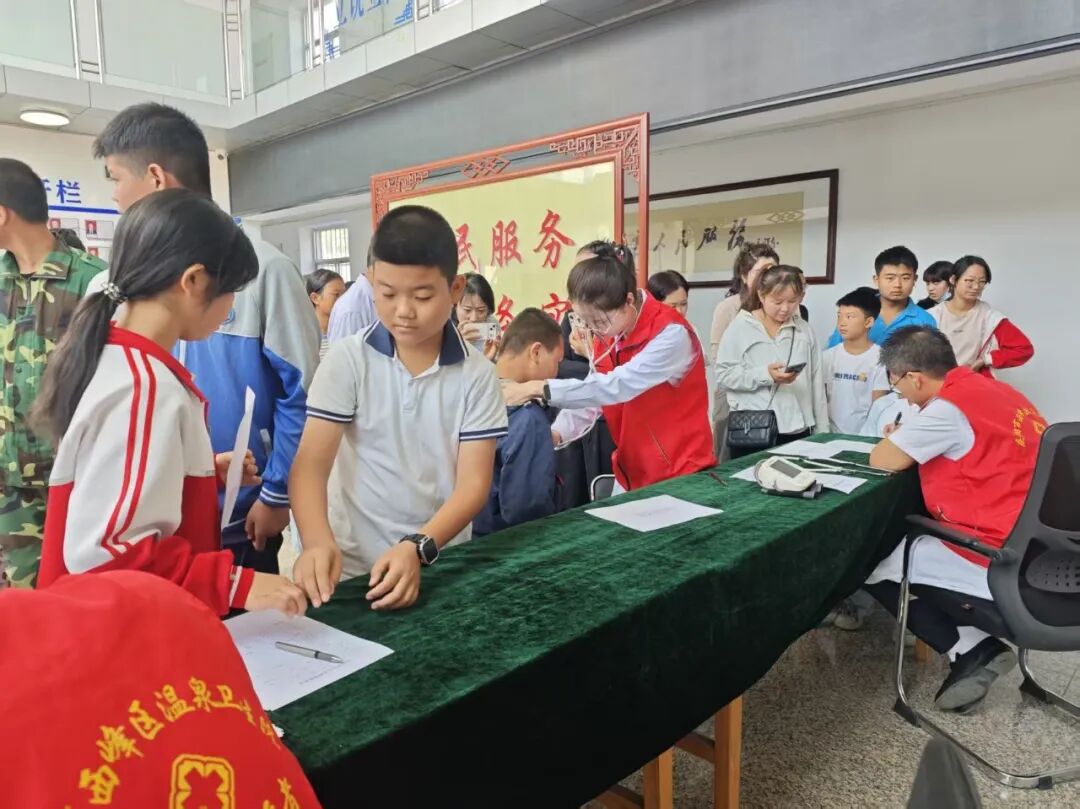 西峰区温泉镇联合爱心企业开展助学慰问活动