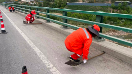 庆城公路段开展涵洞、桥梁泄水孔专项清理工作