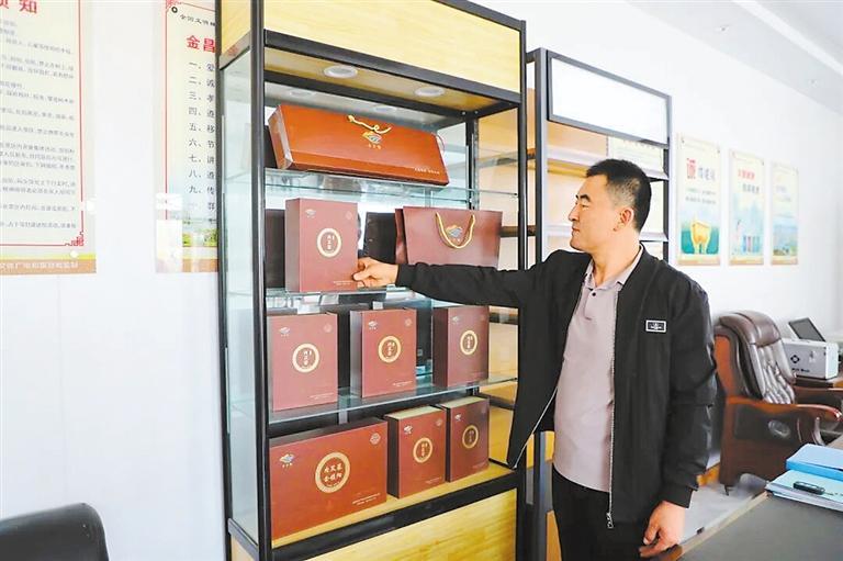 金昌市金川区经营管理型人才马尚龙查看农产品包装情况。