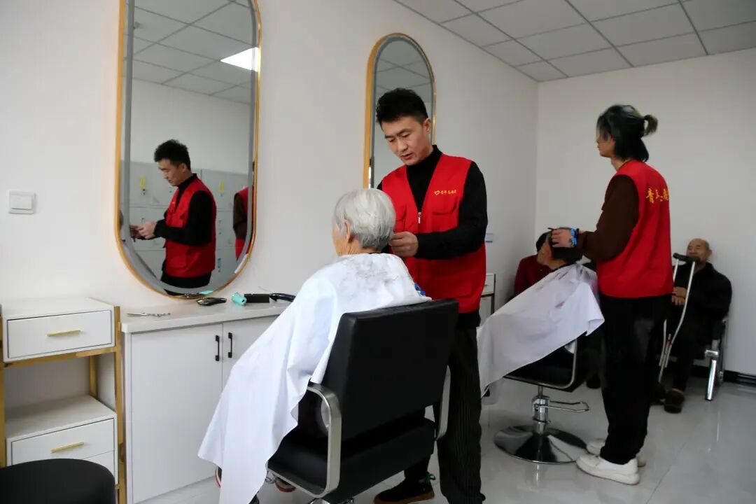 志愿者在肖金镇综合养老服务中心为老人理发。庆阳融媒记者 盘小美 摄