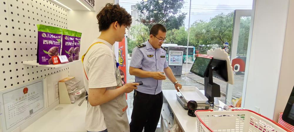 镇原县开展连锁零食门店“缺斤短两” 专项检查