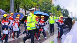 秋雨虽寒，“警”色向暖