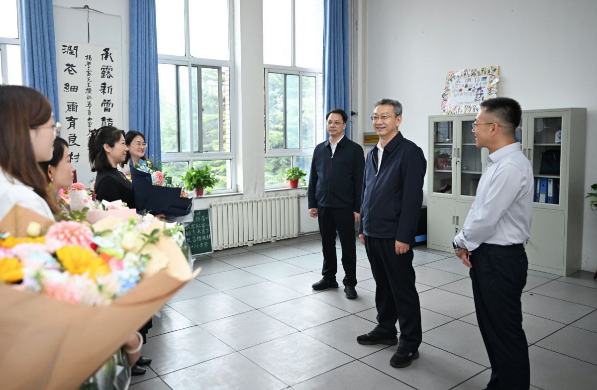 第42个教师节到来之际，省委副书记、代省长孔绍逊来到兰州市东郊学校调研并看望慰问教师代表，向大家致以节日祝贺和问候。（新甘肃&middot;甘肃日报记者盛学卿）