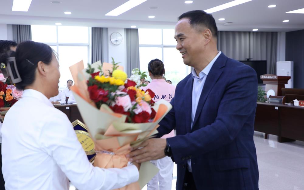 胡志勇走访慰问优秀教师代表并调研教育工作
