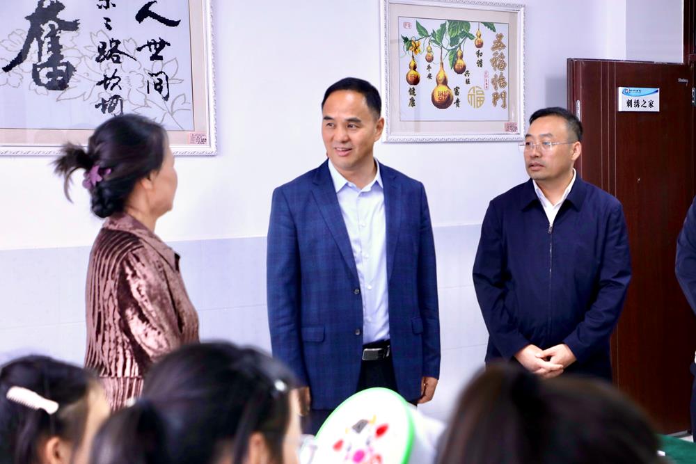 胡志勇走访慰问优秀教师代表并调研教育工作