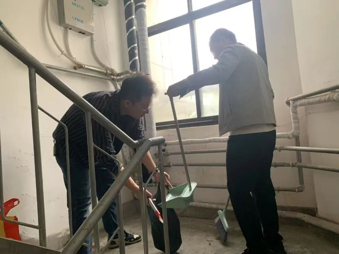 市特种设备检验所志愿者开展环境卫生整治