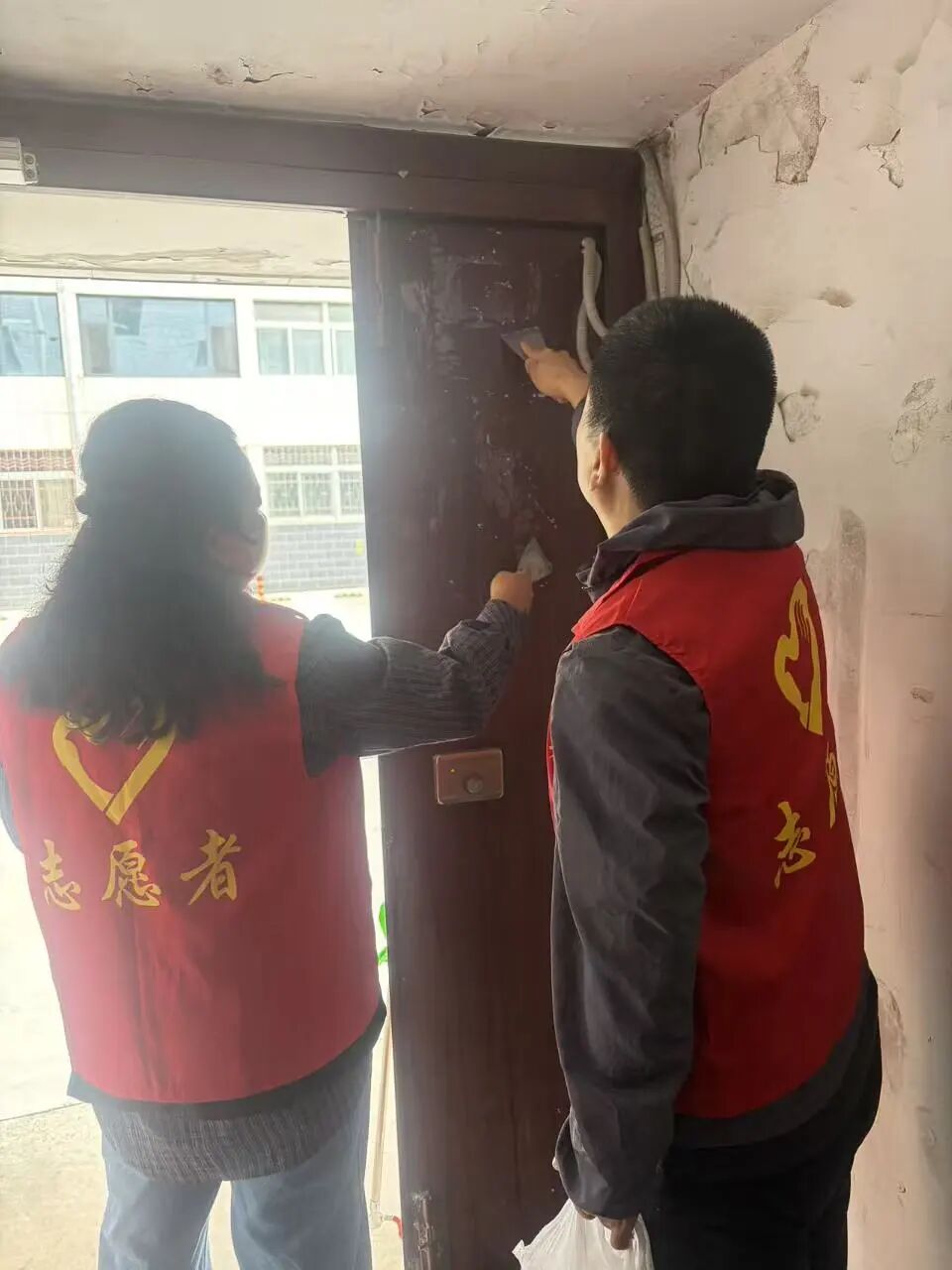 中国人寿庆阳分公司志愿者开展环境卫生整治