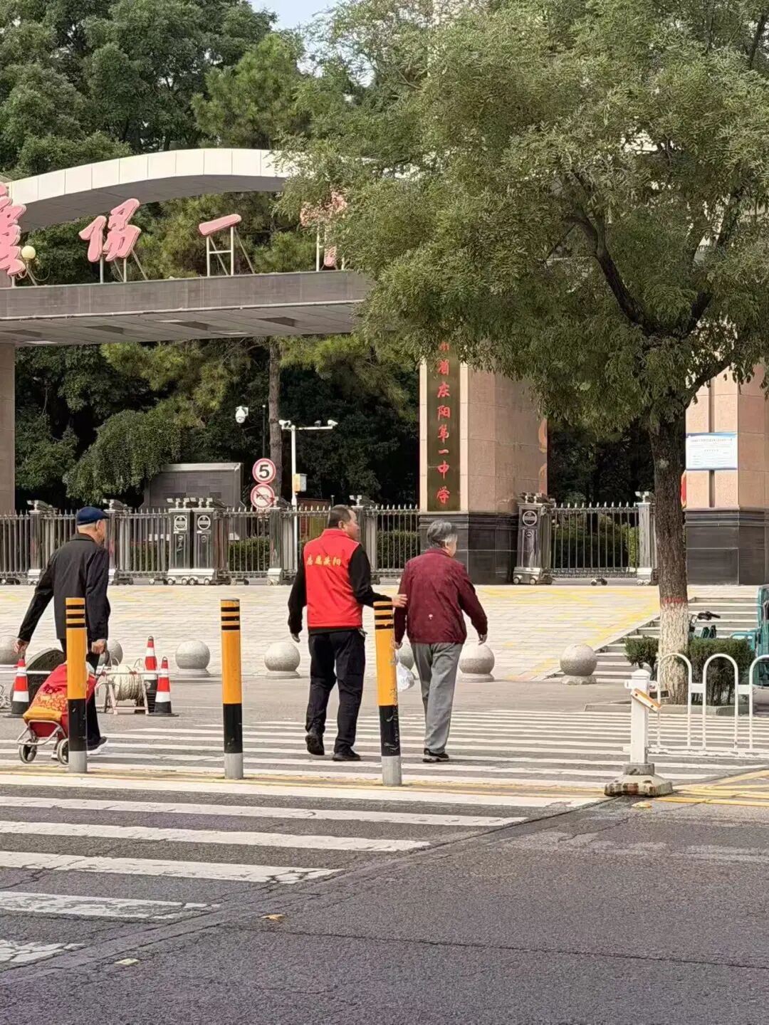 市市场监管综合行政执法队志愿者开展文明交通劝导