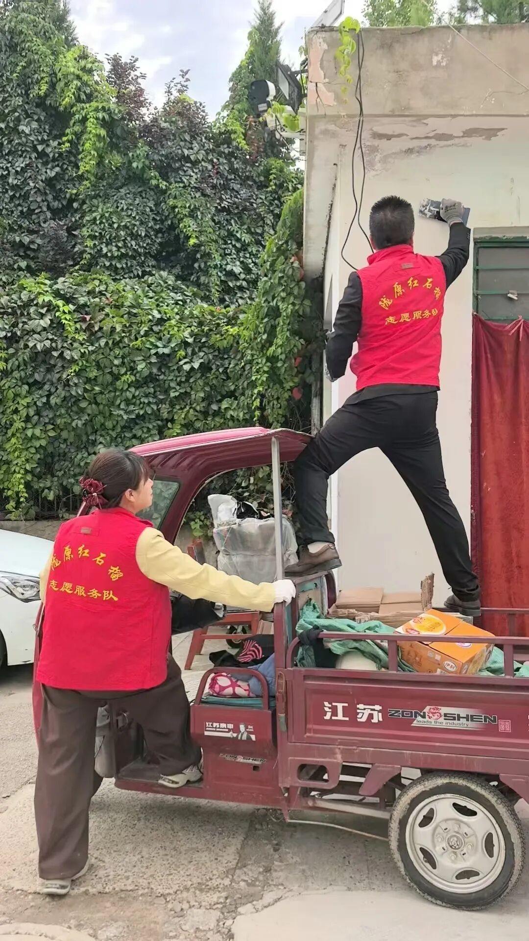 市青少年宫志愿者开展环境卫生整治
