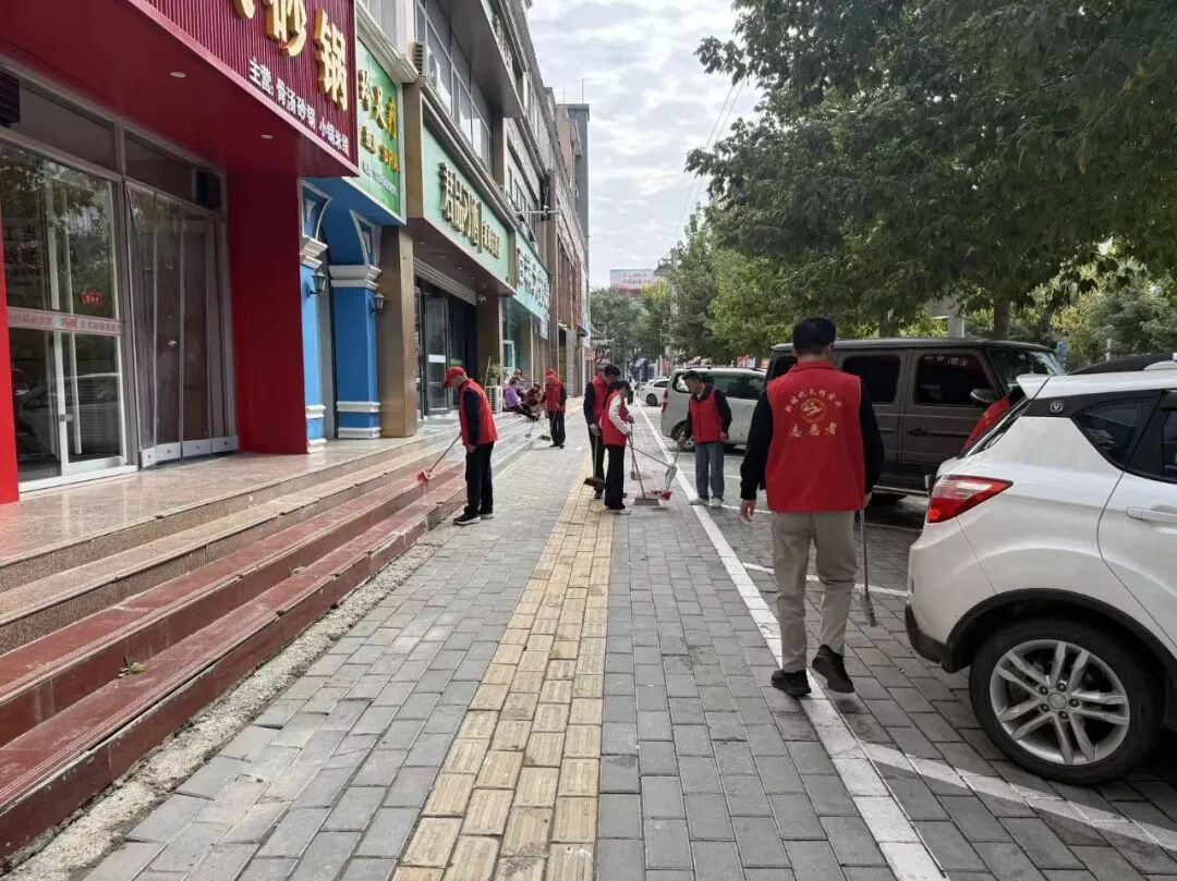 区人大办志愿者开展环境卫生整治