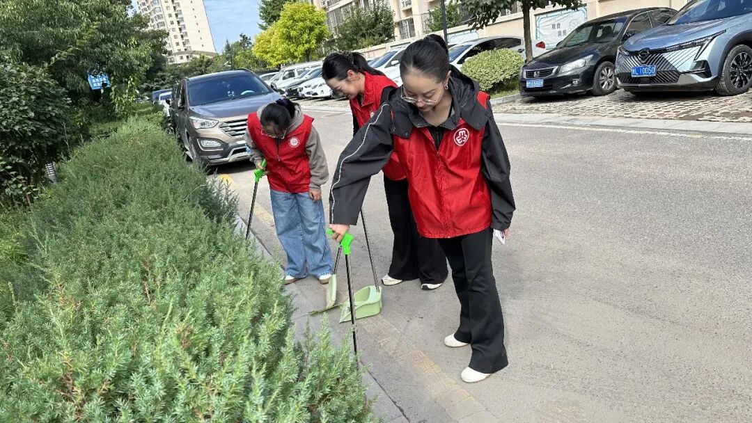 市政协志愿者开展环境卫生整治