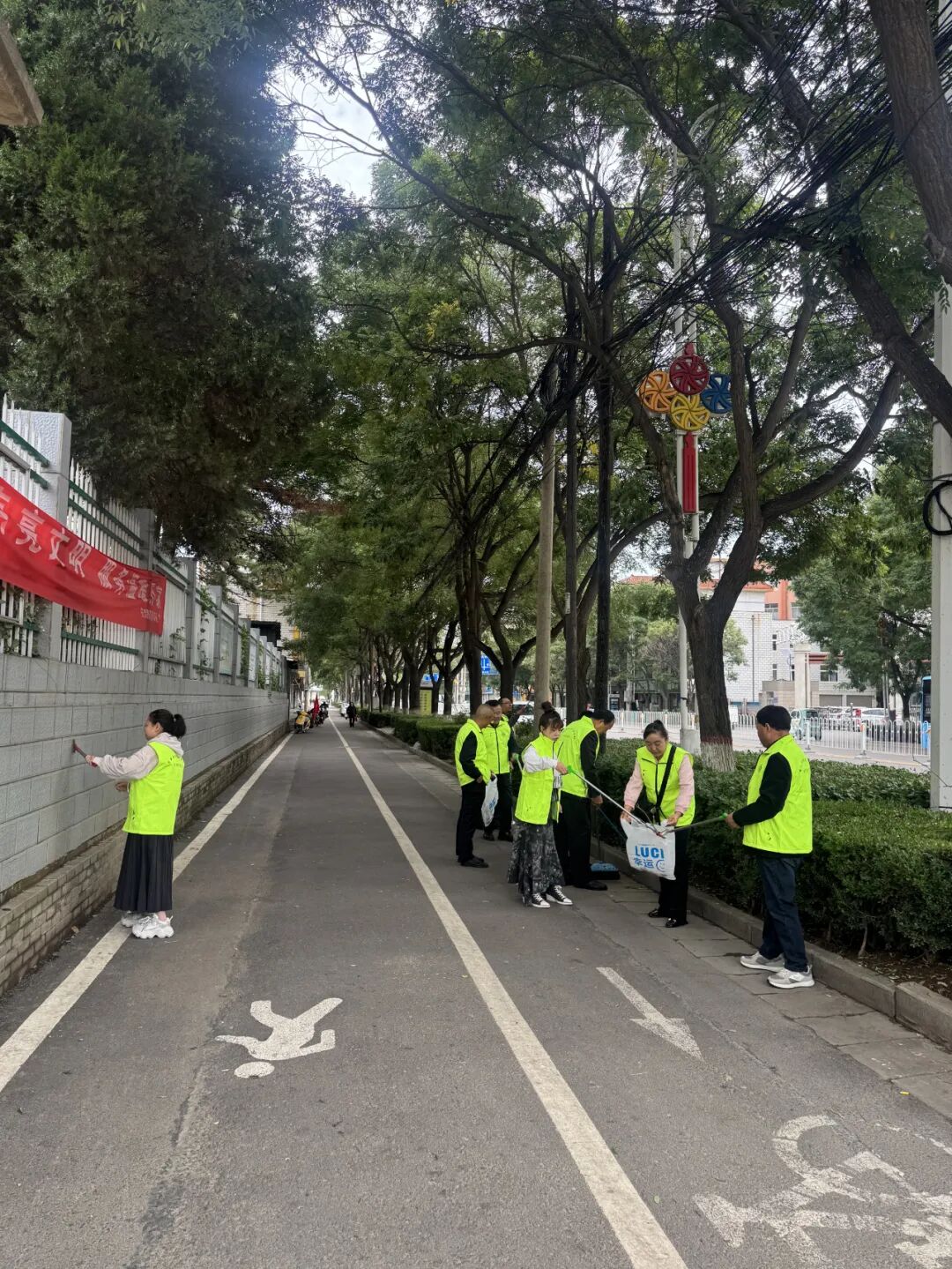 市生态环境局志愿者开展环境卫生整治