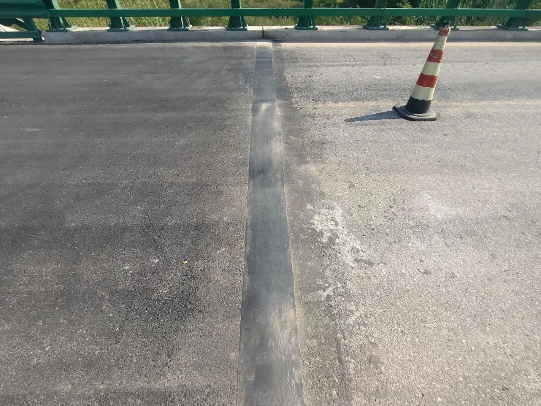 正宁公路段高效完成TST弹塑体伸缩缝更换工作