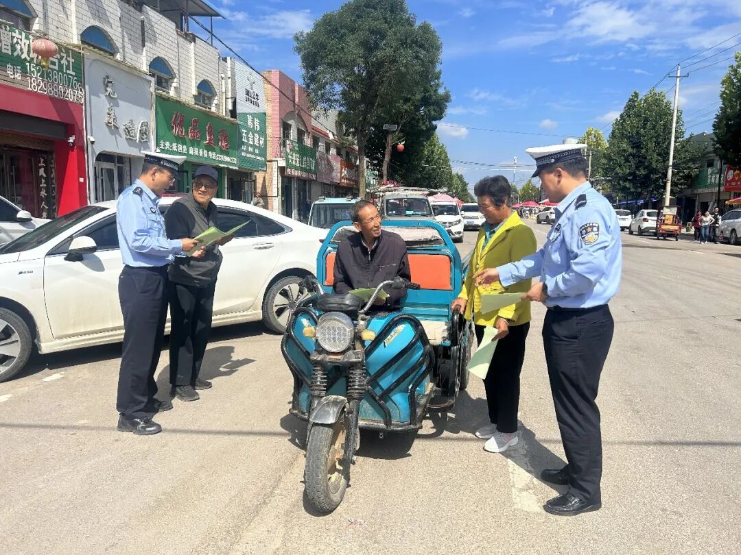 庆城交警把交通安全送到集市和商砼站